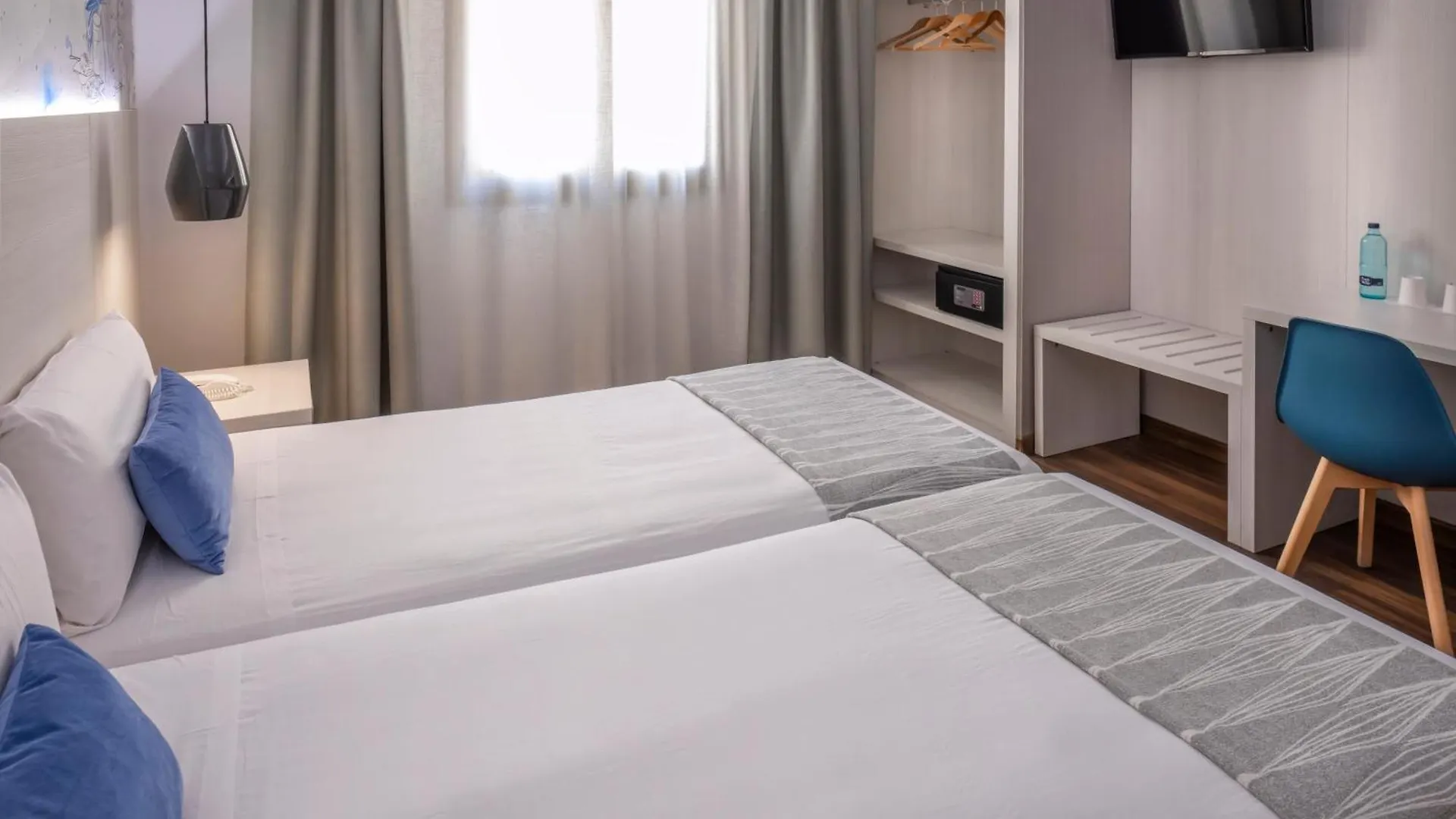 Hostal Operaramblas Barcelona Guest house